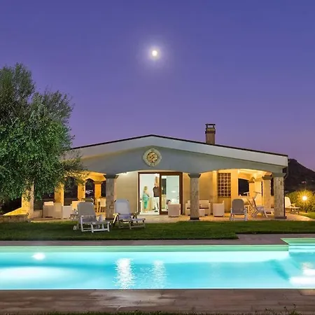 Villa Janas Luxury Surrounded By Large Park, Swimming Pool, Parking And Wifi *