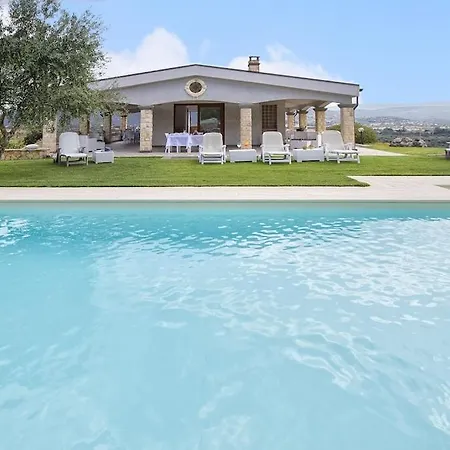 Villa Janas Luxury Surrounded By Large Park, Swimming Pool, Parking And Wifi