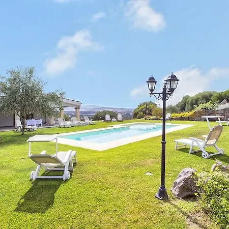 Janas Luxury Surrounded By Large Park, Swimming Pool, Parking And Wifi Villa