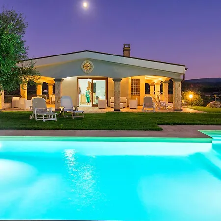 Janas Luxury Surrounded By Large Park, Swimming Pool, Parking And Wifi