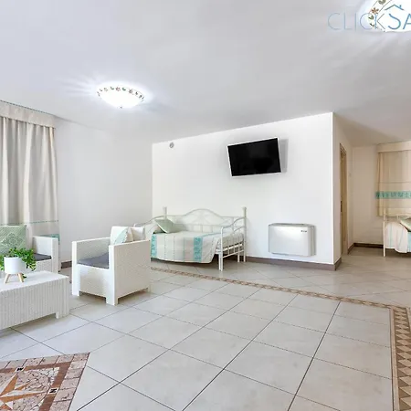 Janas Luxury Surrounded By Large Park, Swimming Pool, Parking And Wifi Villa