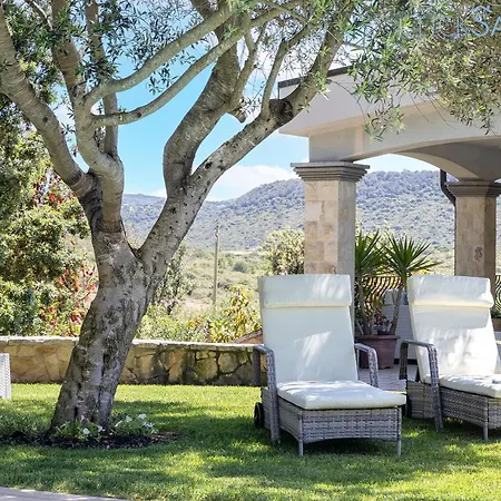 Villa Janas Luxury Surrounded By Large Park, Swimming Pool, Parking And Wifi