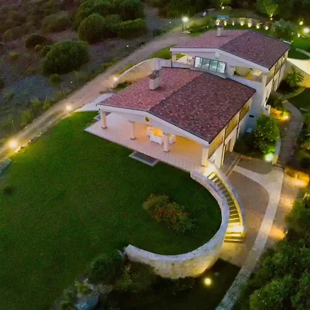 Janas Luxury Surrounded By Large Park, Swimming Pool, Parking And Wifi Villa *