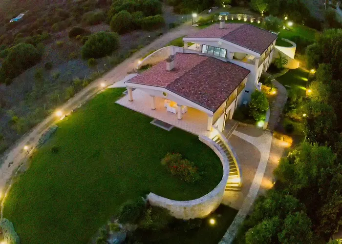 Janas Luxury Surrounded By Large Park, Swimming Pool, Parking And Wifi Villa *