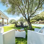Janas Luxury Surrounded By Large Park, Swimming Pool, Parking And Wifi