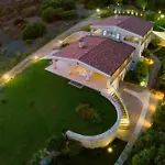 Janas Luxury Surrounded By Large Park, Swimming Pool, Parking And Wifi Vila *