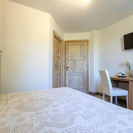 Janas Luxury Surrounded By Large Park, Swimming Pool, Parking And Wifi Villa